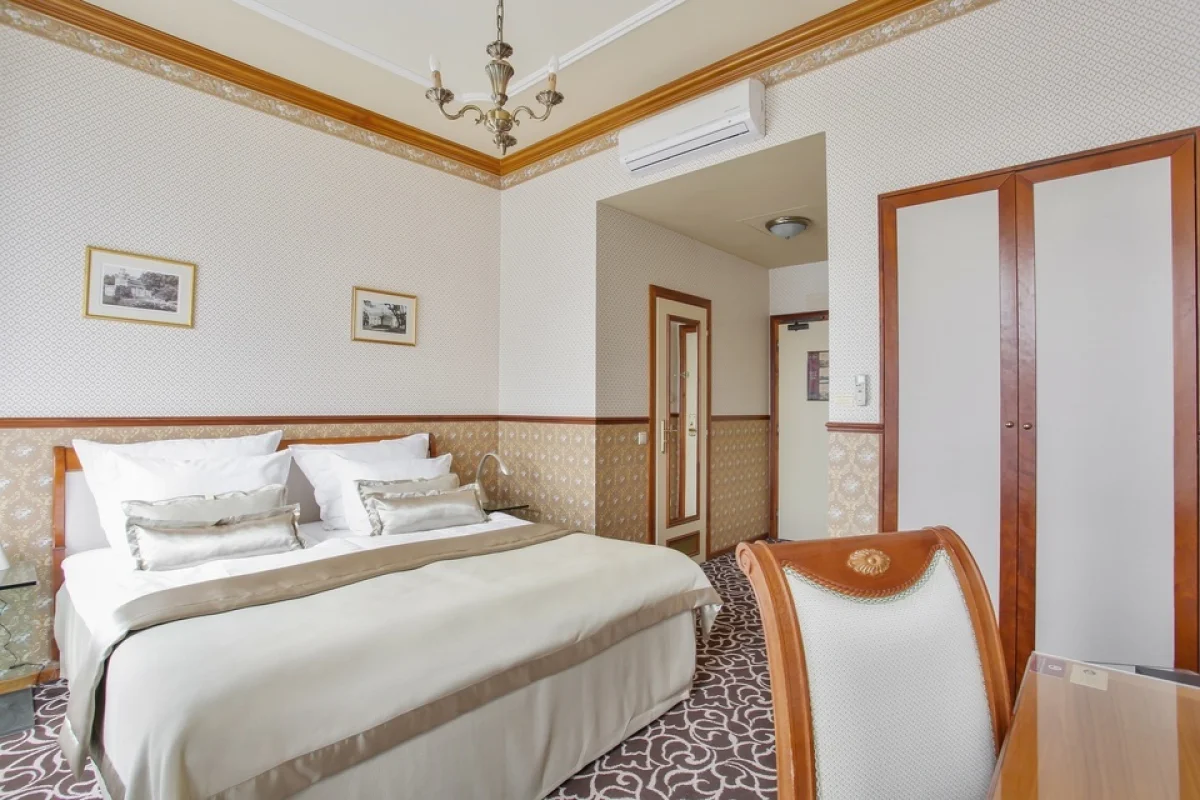 Pobyt se snídaní a lahví Champagne na úžasném zámku Chateau St. Havel v Praze pro 2 osoby na 1 noc - foto 03