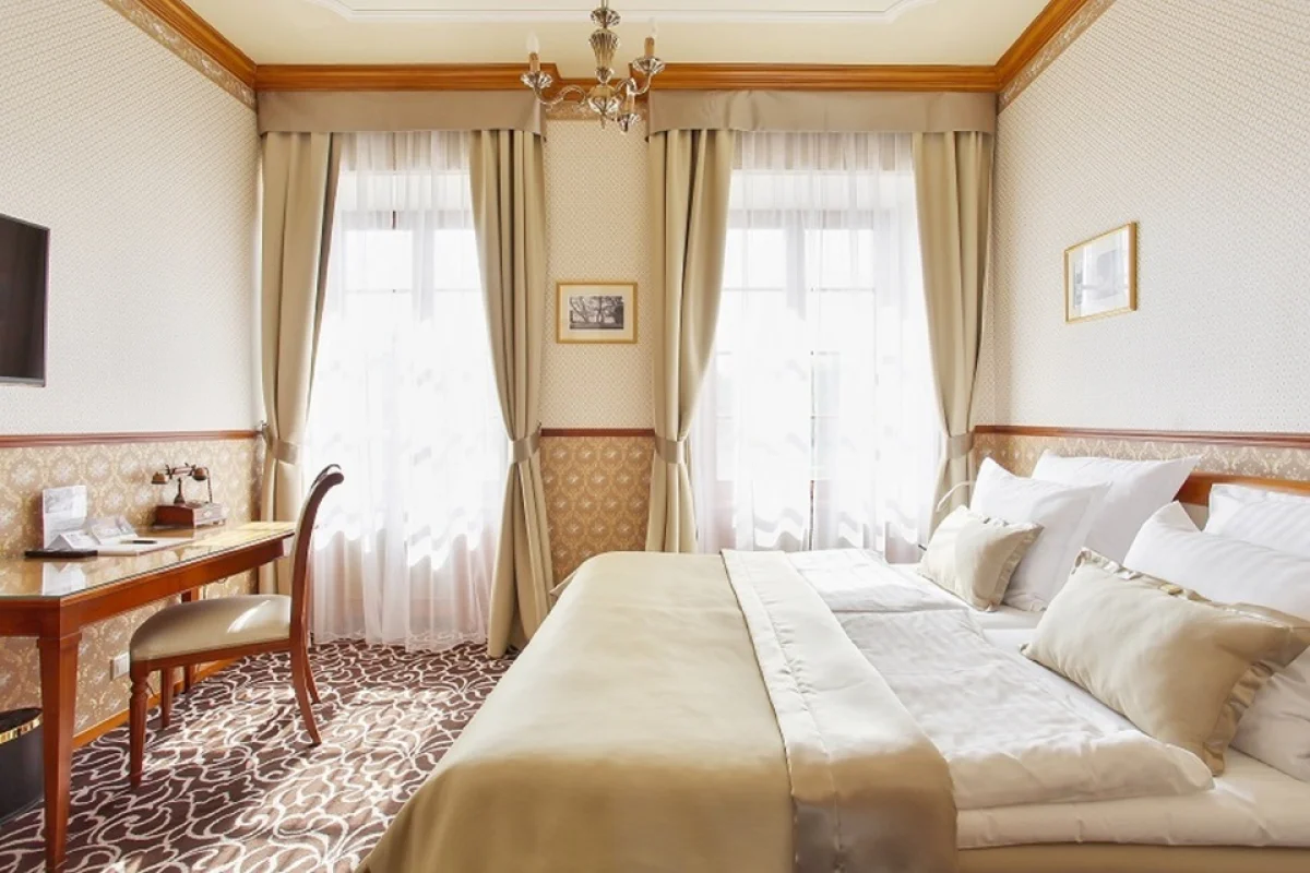 Pobyt se snídaní a lahví Champagne na úžasném zámku Chateau St. Havel v Praze pro 2 osoby na 1 noc - foto 04