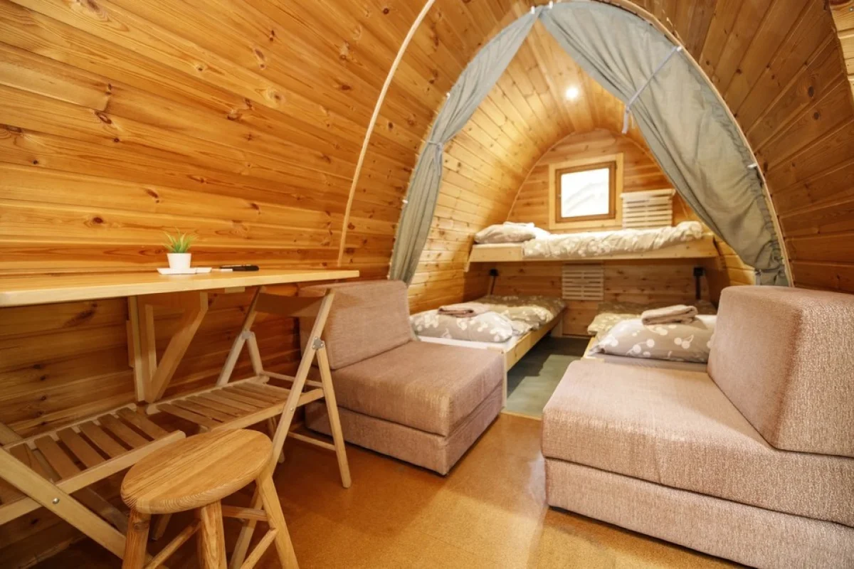 Pobyt se snídaní v útulné dřevěné chatce v Beskydech v areálu Glamp V Hluboké pro 2 osoby - foto 02