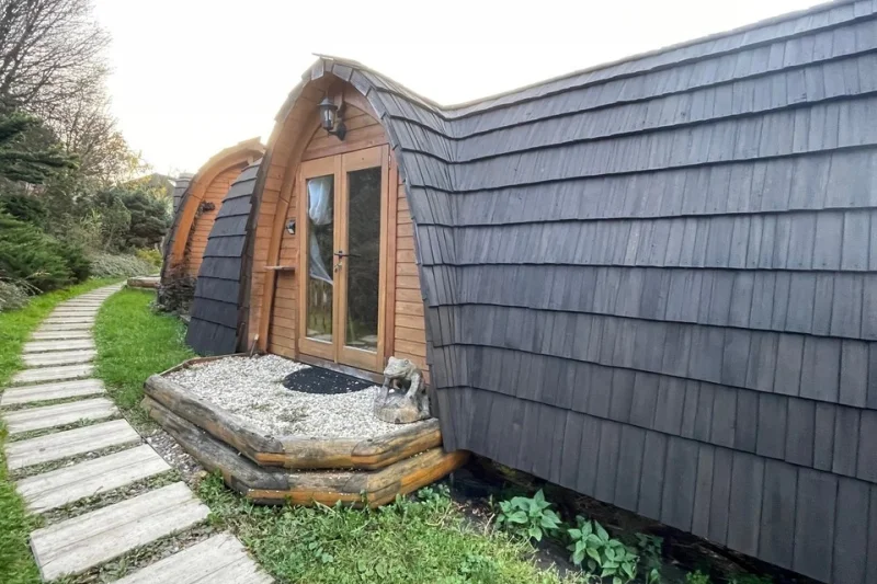Pobyt se snídaní v útulné dřevěné chatce v Beskydech v areálu Glamp V Hluboké pro 2 osoby - foto 03