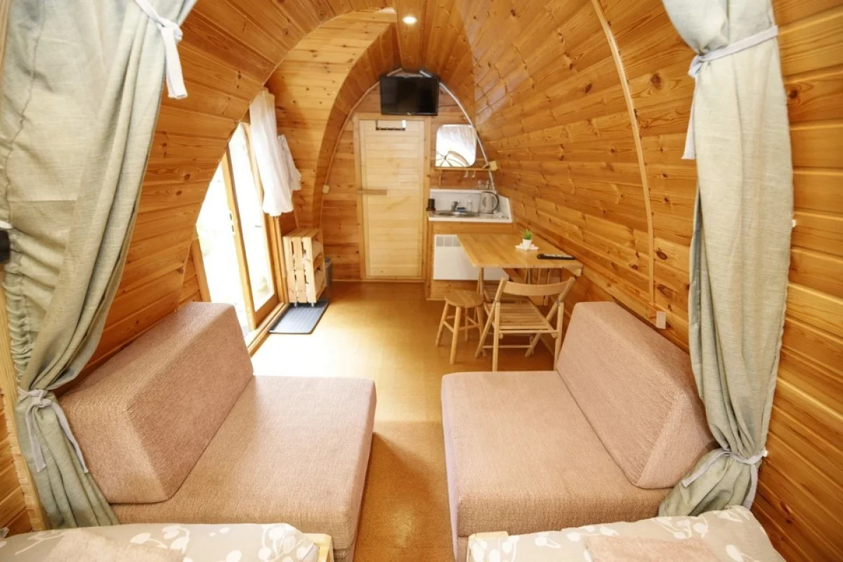 Pobyt se snídaní v útulné dřevěné chatce v Beskydech v areálu Glamp V Hluboké pro 2 osoby - foto 04