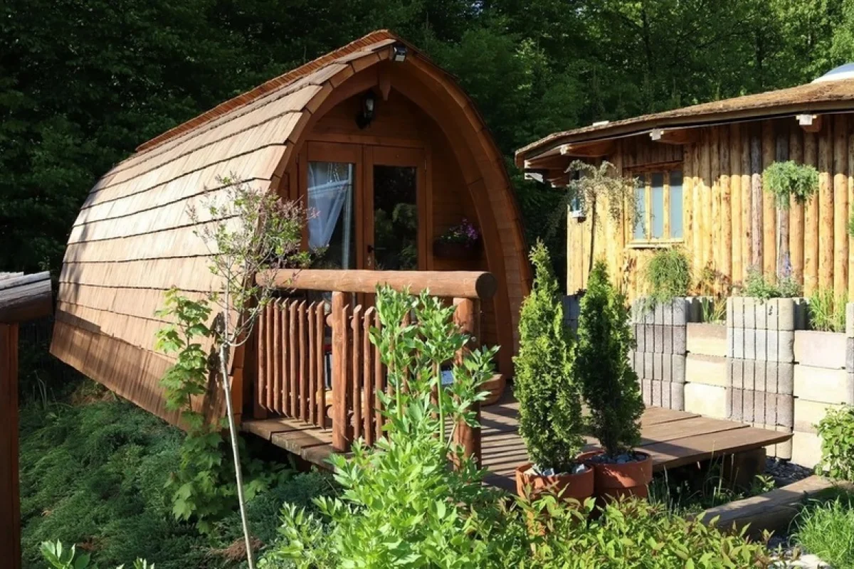 Pobyt se snídaní v útulné dřevěné chatce v Beskydech v areálu Glamp V Hluboké pro 2 osoby - foto 05