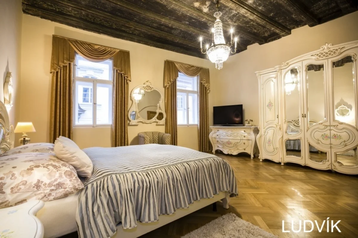 Pobyt v elegantním historickém apartmánu v srdci Prahy na Malé Straně pro 2 osoby - foto 02