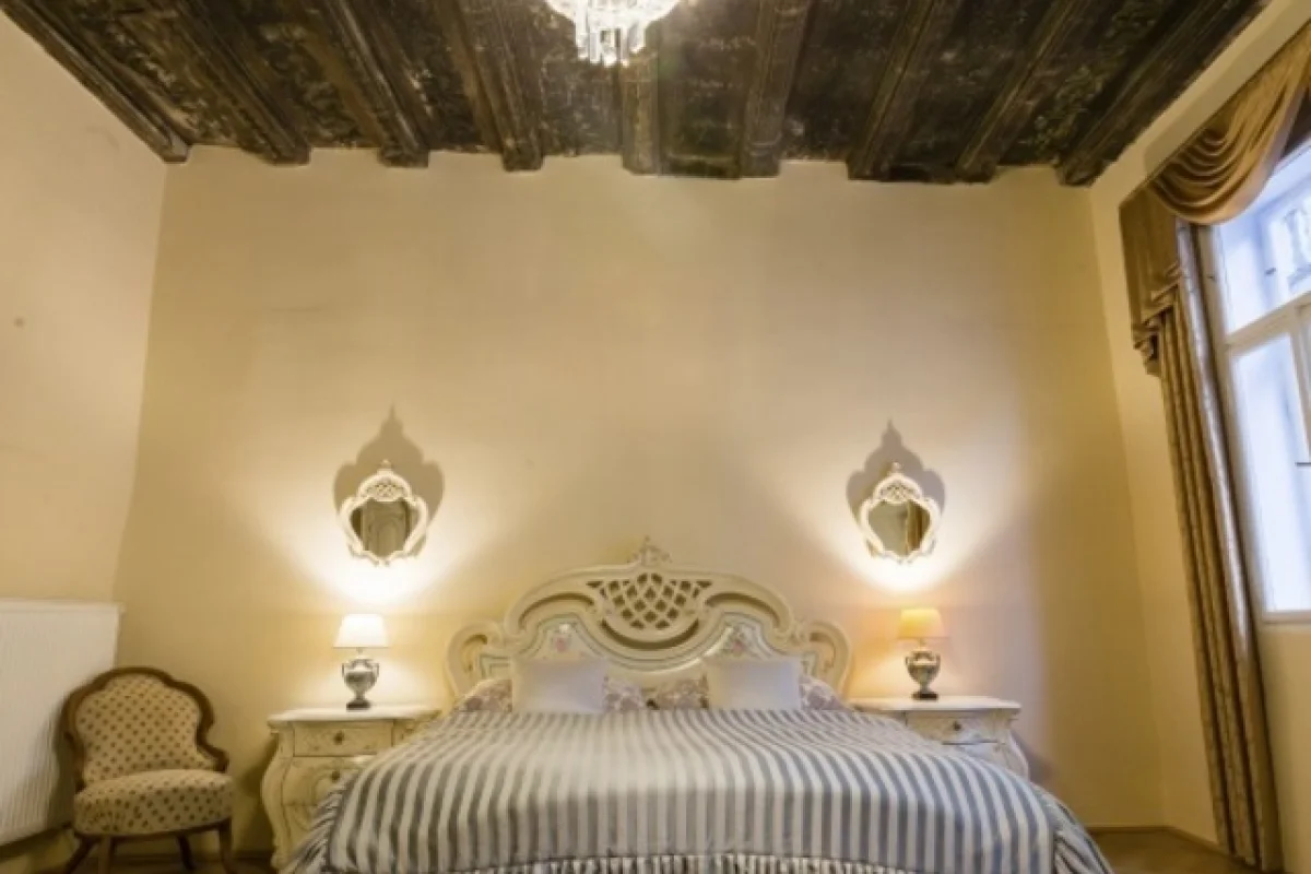 Pobyt v elegantním historickém apartmánu v srdci Prahy na Malé Straně pro 2 osoby - foto 05