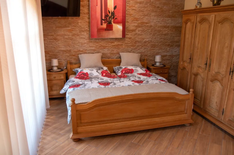 Pobyt v kamenném apartmánu U Rytíře na Zámečku Kaliště v Ladově kraji pro pár i rodinu - foto 03