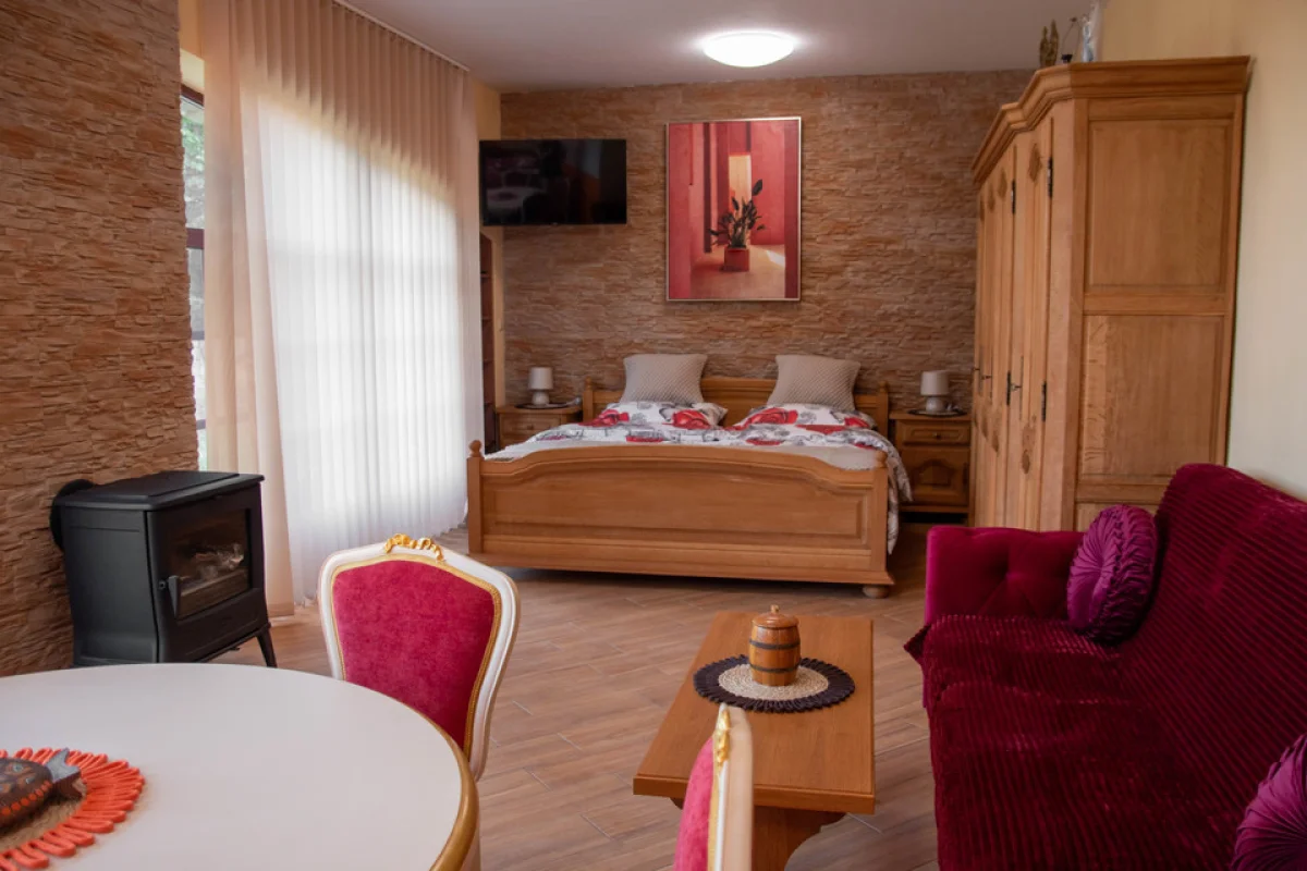 Pobyt v kamenném apartmánu U Rytíře na Zámečku Kaliště v Ladově kraji pro pár i rodinu - foto 05