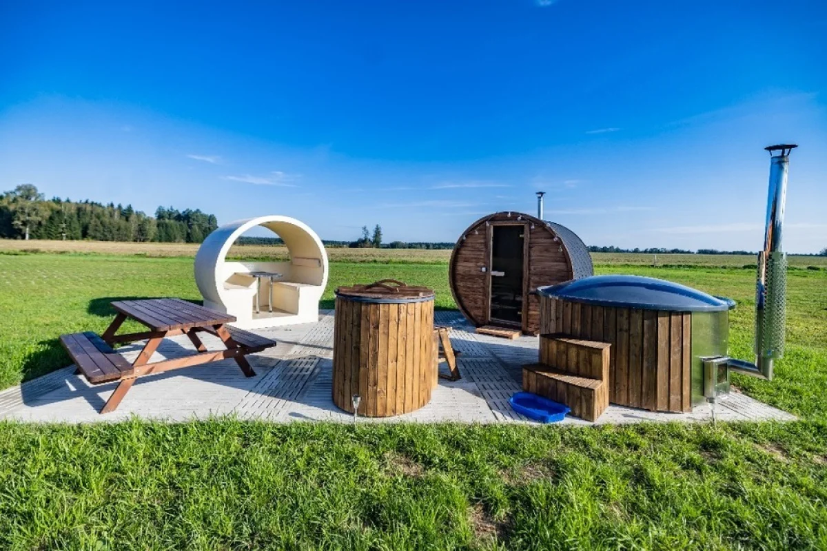 Pobyt v luxusním wellness letadle se saunou a koupacím sudem u Jindřichova Hradce - foto 03