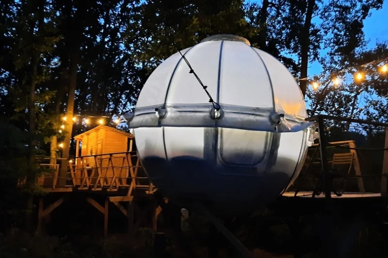 Pobyt v unikátním Cocoon Tree zavěšeném lany mezi stromy se snídaní a privátní vířivkou pro dva - foto 02