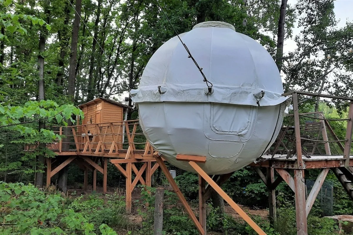 Pobyt v unikátním Cocoon Tree zavěšeném lany mezi stromy se snídaní a privátní vířivkou pro dva - foto 04