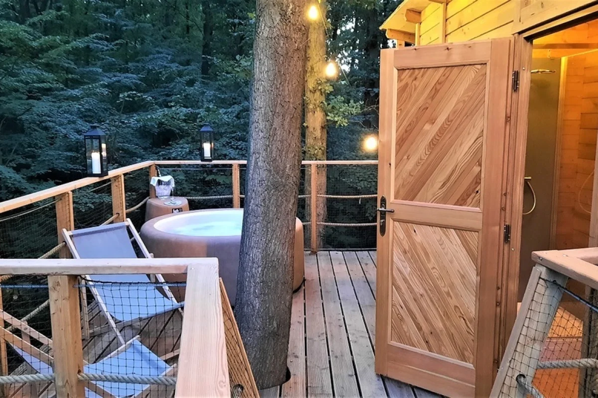 Pobyt v unikátním Cocoon Tree zavěšeném lany mezi stromy se snídaní a privátní vířivkou pro dva - foto 05
