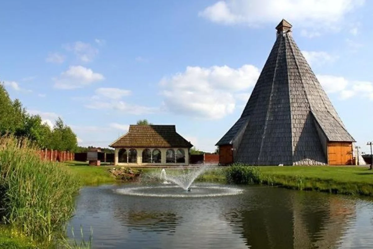 Pobyt v unikátním Vigvam resortu pro dva s polopenzí, piknikem a privátním wellness - foto 02