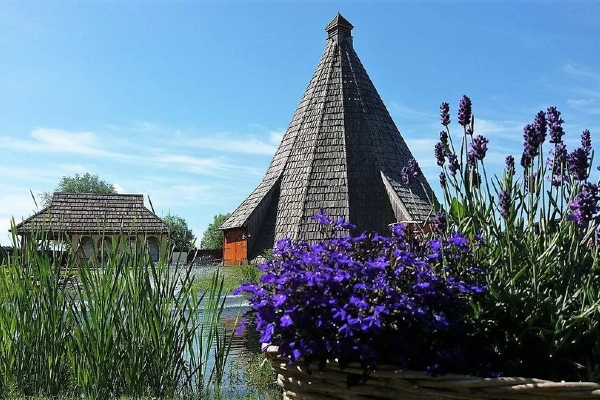 Pobyt v unikátním Vigvam resortu pro dva s polopenzí, piknikem a privátním wellness - foto 04