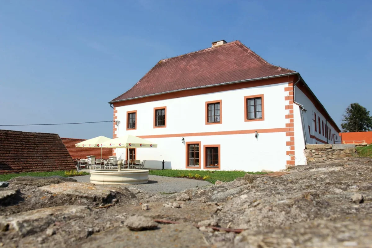Pobyt v zámeckém pokoji se snídaní na zámku Libouň nedaleko Blaníku - foto 03