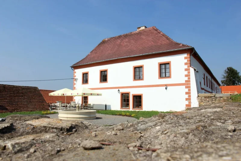 Pobyt v zámeckém pokoji se snídaní na zámku Libouň nedaleko Blaníku - foto 03