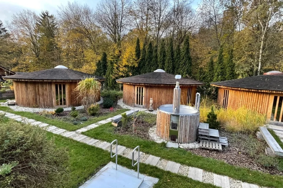Pohodový pobyt se snídaní a saunou v Beskydech ve valašské jurtě v areálu Glamp v Hluboké pro 2 osoby - foto 02