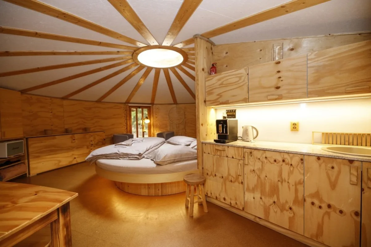 Pohodový pobyt se snídaní a saunou v Beskydech ve valašské jurtě v areálu Glamp v Hluboké pro 2 osoby - foto 04
