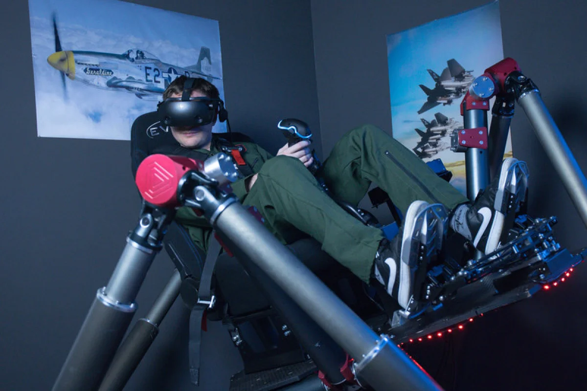 Pohyblivý letecký simulátor - proleťte se virtuální realitou - foto 03