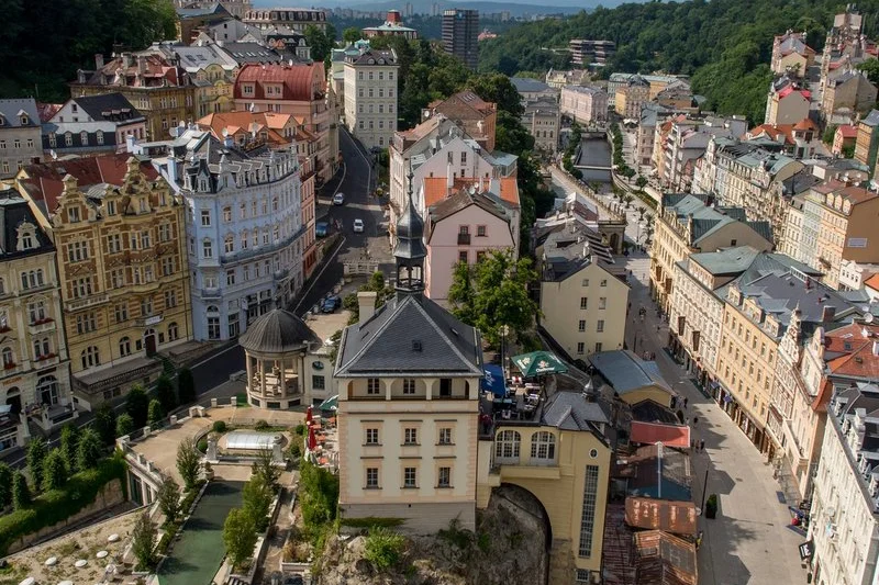 Poznávání Karlových Varů s polopenzí pro dva a hotel na kolonádě - foto 03