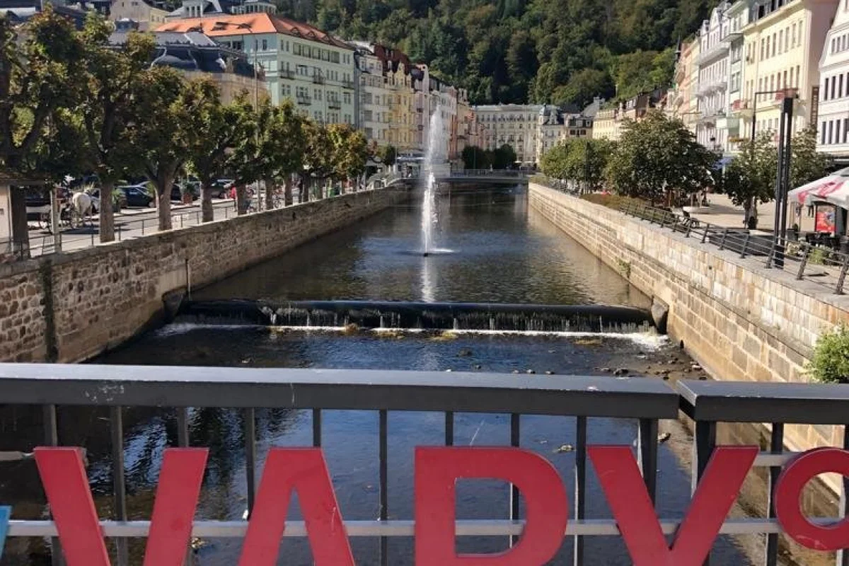 Poznávání Karlových Varů s polopenzí pro dva a hotel na kolonádě - foto 05