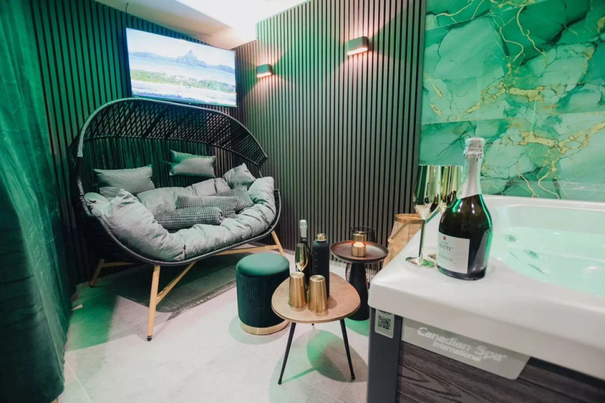 Privátní relax v kanadské vířivce s lahví prosecca a mísou ovoce pro 2 osoby v Praze - foto 02