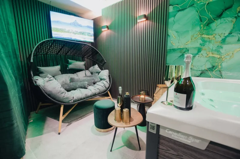 Privátní relax v kanadské vířivce s lahví prosecca a mísou ovoce pro 2 osoby v Praze - foto 02