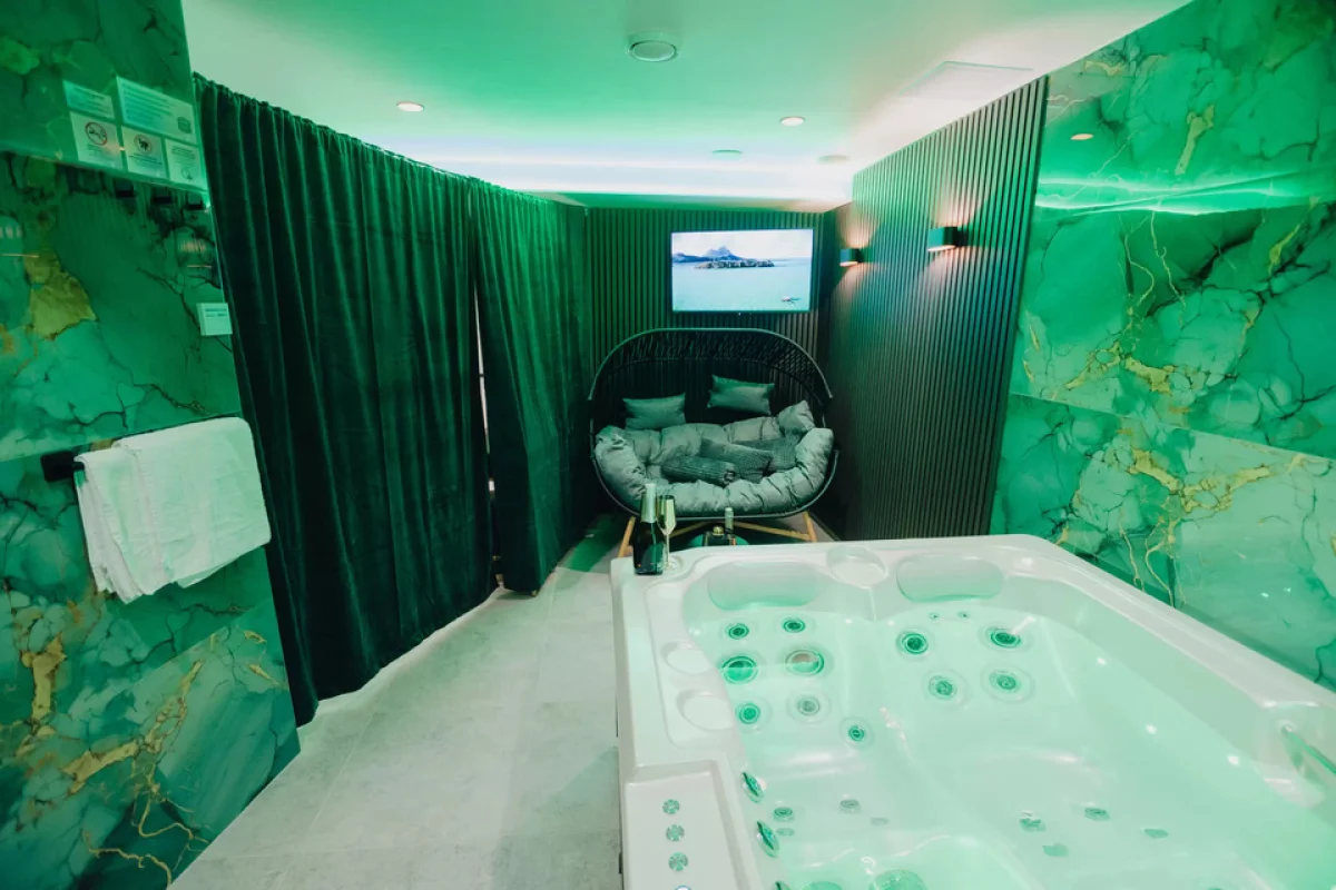 Privátní relax v kanadské vířivce s lahví prosecca a mísou ovoce pro 2 osoby v Praze - foto 04