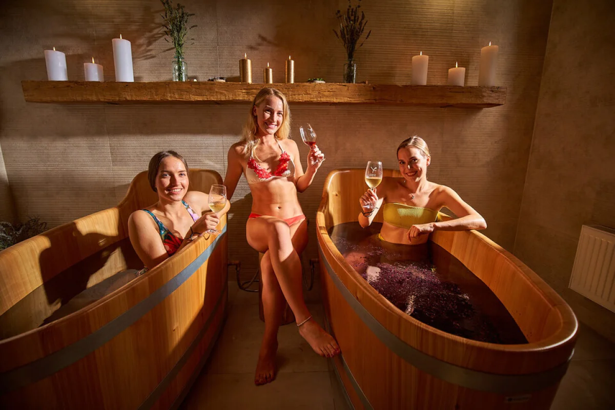 Privátní vinné lázně ve vinařském Hotelu Ryzlink v Mikulově pro 2 osoby - foto 03