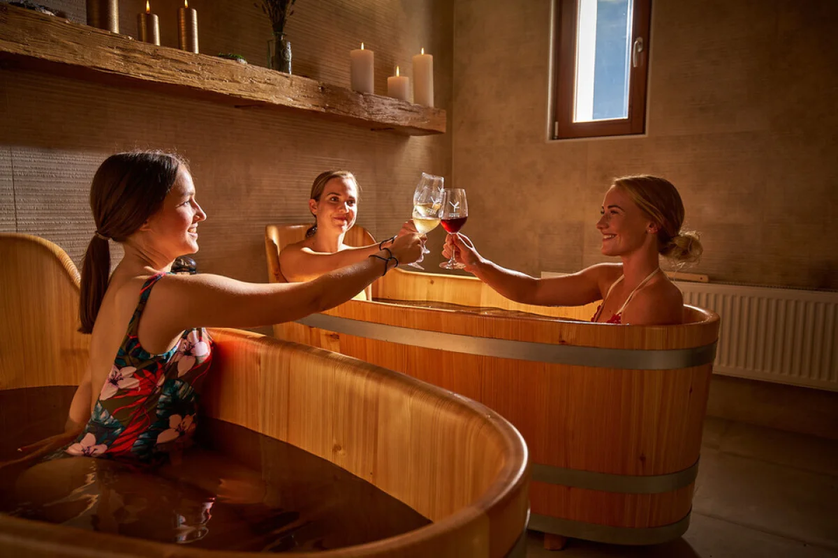 Privátní vinné lázně ve vinařském Hotelu Ryzlink v Mikulově pro 2 osoby - foto 04