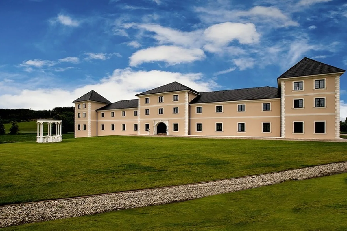 Privátní vířivka se sklenkou místního Prosecca a vynikající bohatý večerní raut v Chateau Šanov pro dva - foto 02
