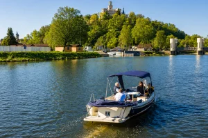 Privátní zámecká plavba z Hluboké nad Vltavou s lahví prosecca a službami kapitána - foto 01