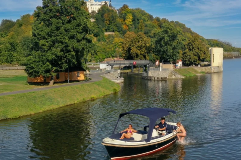 Privátní zámecká plavba z Hluboké nad Vltavou s lahví prosecca a službami kapitána - foto 02