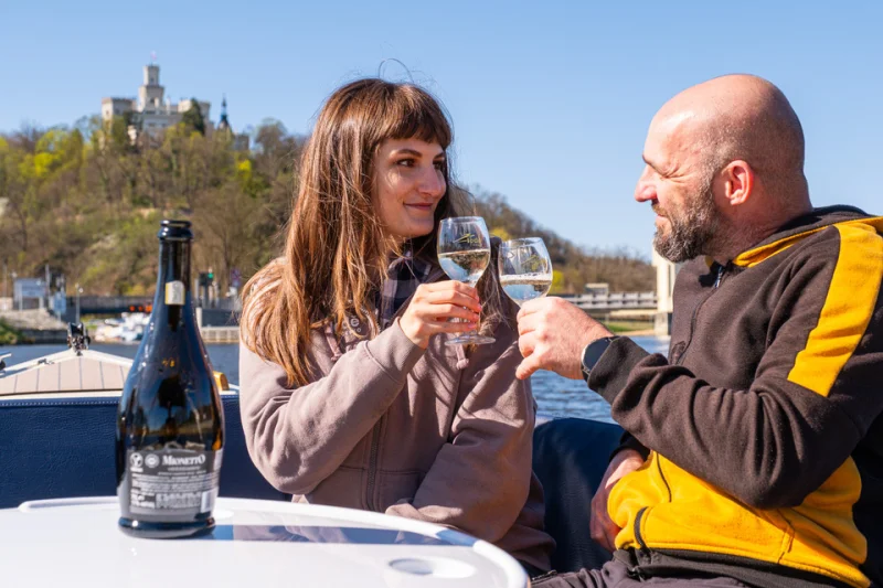 Privátní zámecká plavba z Hluboké nad Vltavou s lahví prosecca a službami kapitána - foto 03
