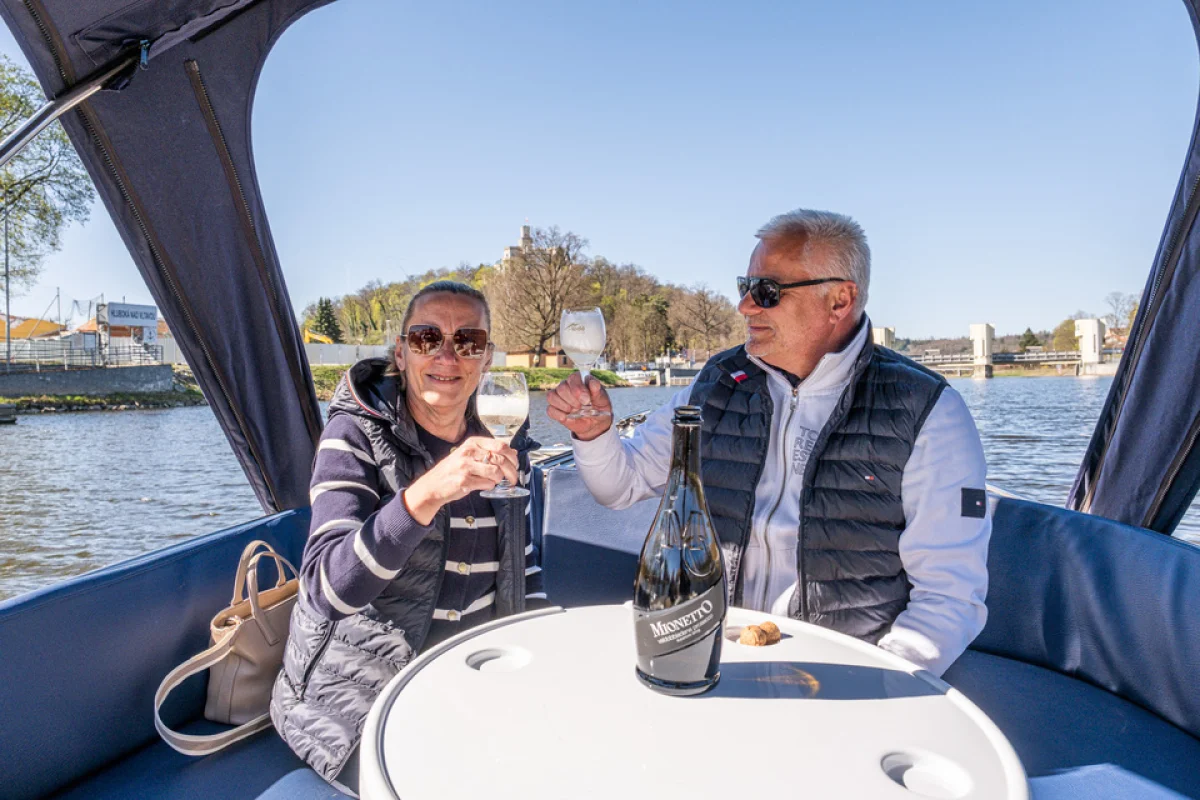 Privátní zámecká plavba z Hluboké nad Vltavou s lahví prosecca a službami kapitána - foto 04