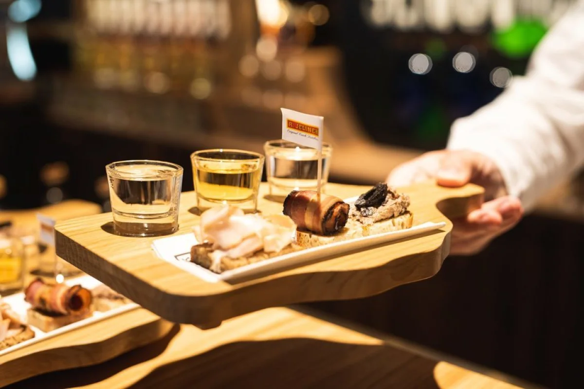 Prohlídka Muzea slivovice R. Jelínek s ochutnávkou prémiových pálenek a valašským tapas v Praze - foto 05