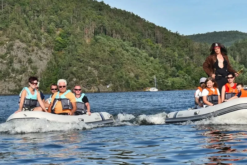 Půjčení motorového člunu, přehrada Slapy - foto 03
