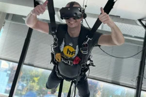 Realistický seskok padákem na profesionálním armádním simulátoru s virtuální realitou v Hurricane Factory Praha - foto 01