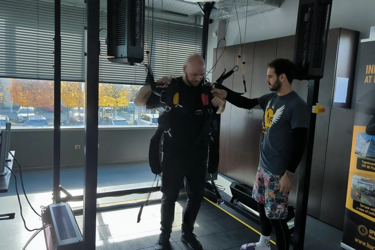 Realistický seskok padákem na profesionálním armádním simulátoru s virtuální realitou v Hurricane Factory Praha - foto 04