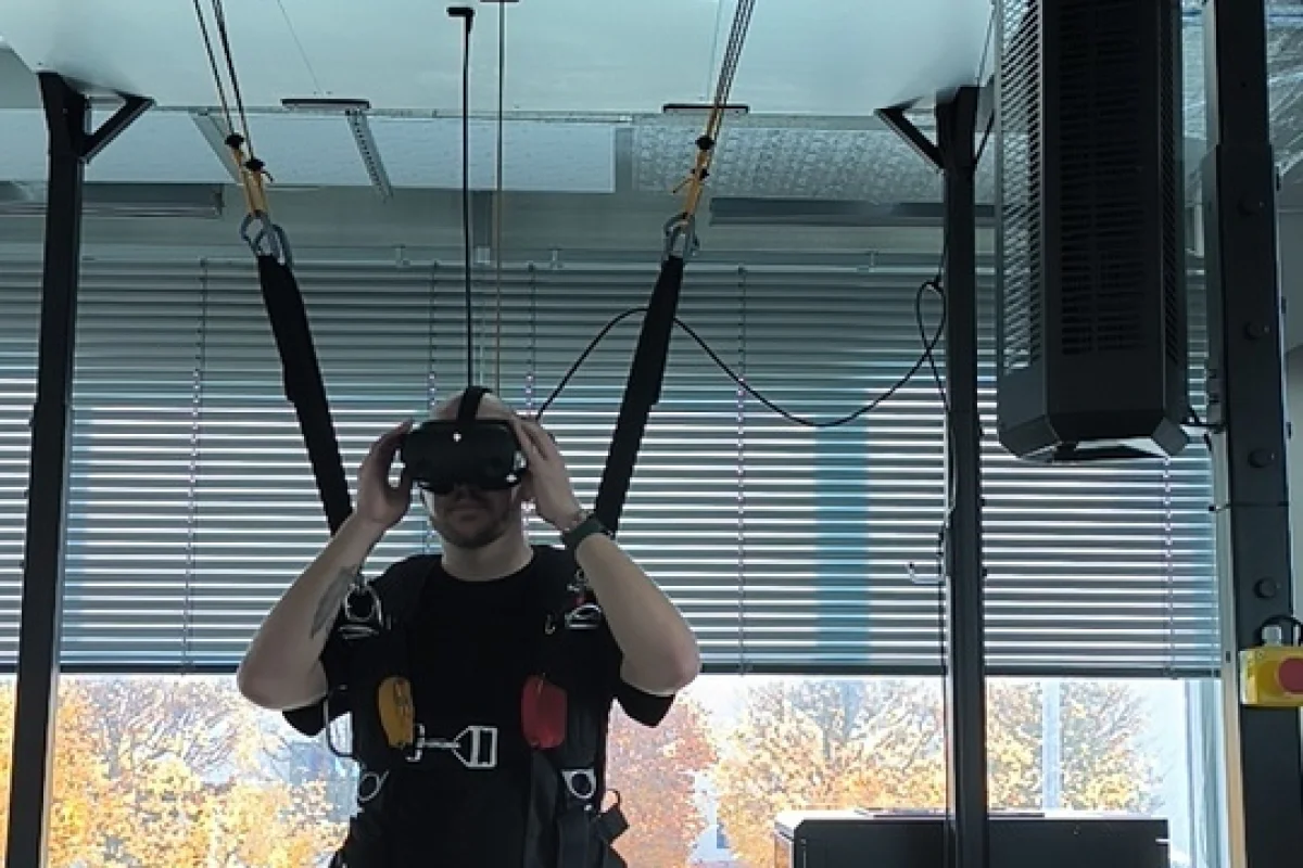 Realistický seskok padákem na profesionálním armádním simulátoru s virtuální realitou v Hurricane Factory Praha - foto 05