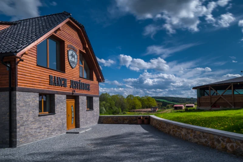 Relaxační noc v přírodě České Sibiře na Ranči Jestřebice se snídaní a privátním wellness pro 2 osoby - foto 02