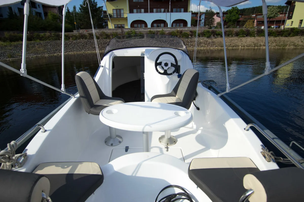 Řízení motorového člunu - foto 03
