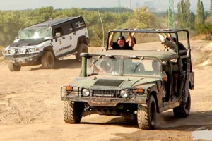 Řízení vojenského Humvee + adrenalinová jízda na korbě Humvee - foto 01