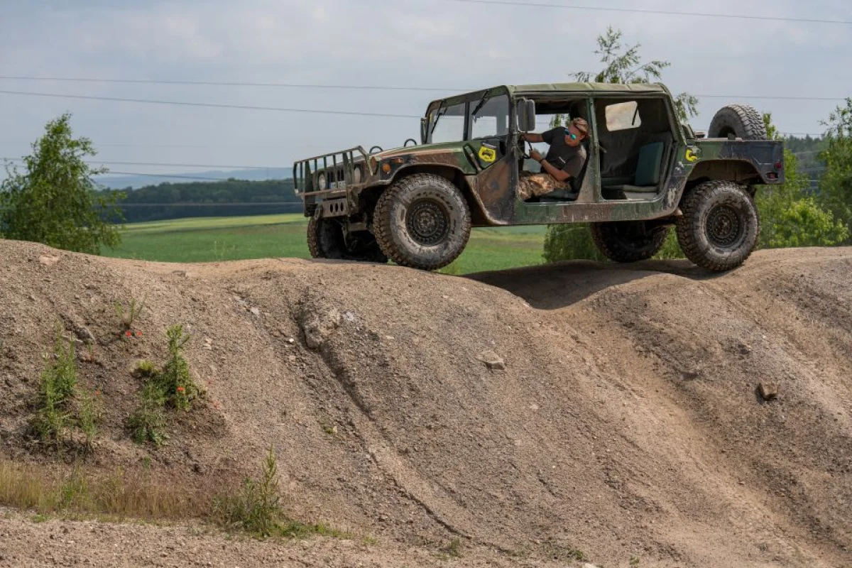 Řízení vojenského speciálu HUMVEE - foto 03