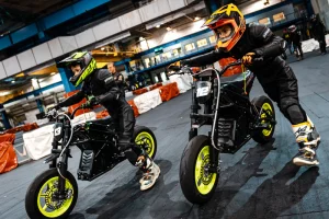 Rodinná jízda na elektrických motorkách - foto 02