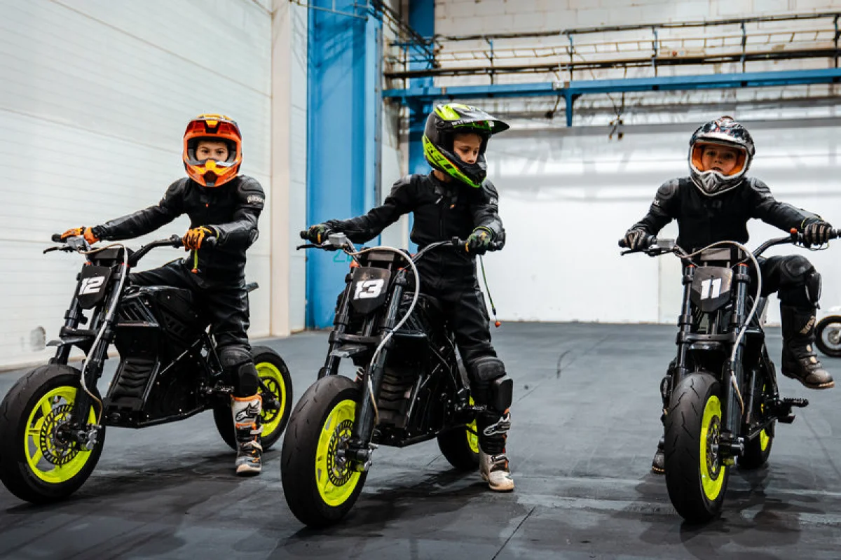 Rodinná jízda na elektrických motorkách - foto 03