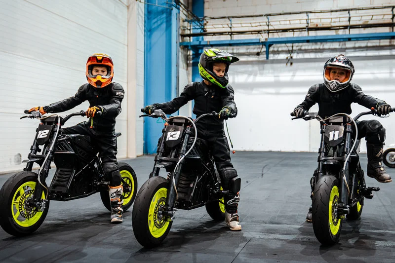 Rodinná jízda na elektrických motorkách - foto 03