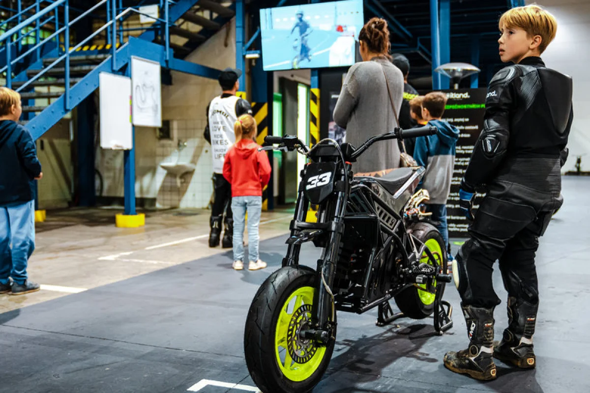 Rodinná jízda na elektrických motorkách - foto 04