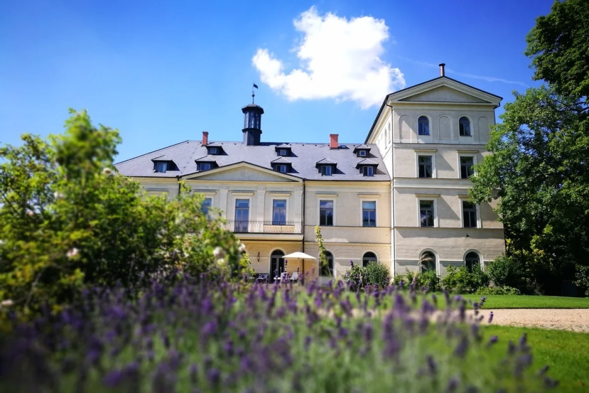 Romantická noc na úchvatném Chateau Mcely***** s polopenzí a privátním wellness pro 2 osoby - foto 02