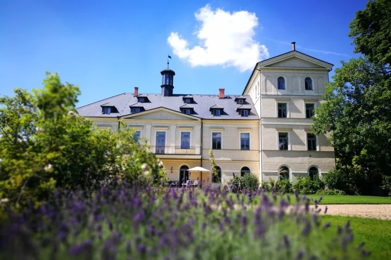 Romantická noc na úchvatném Chateau Mcely***** s polopenzí a privátním wellness pro 2 osoby - foto 02