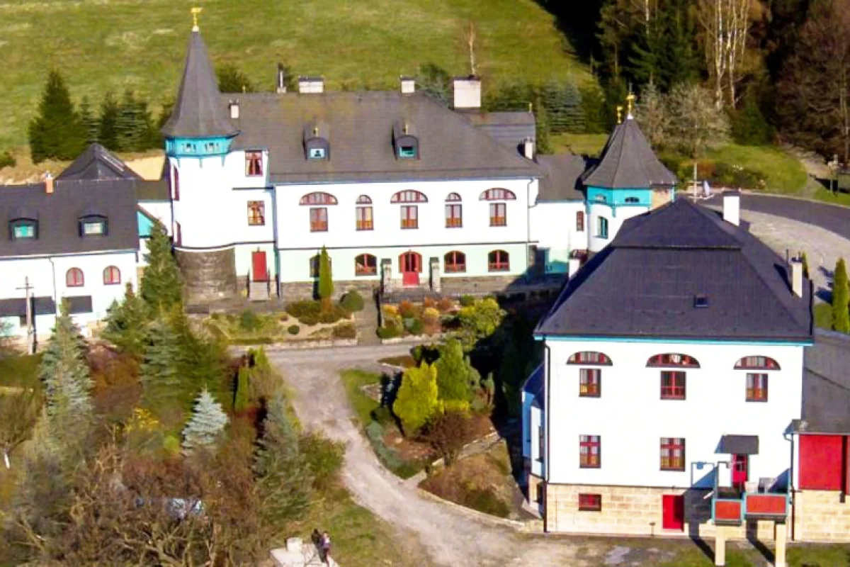 Romantická noc s tříchodovou večeří a vířivkou v apartmá zámeckého Hotelu Zlatý Orel Ostravice pro 2 osoby - foto 03