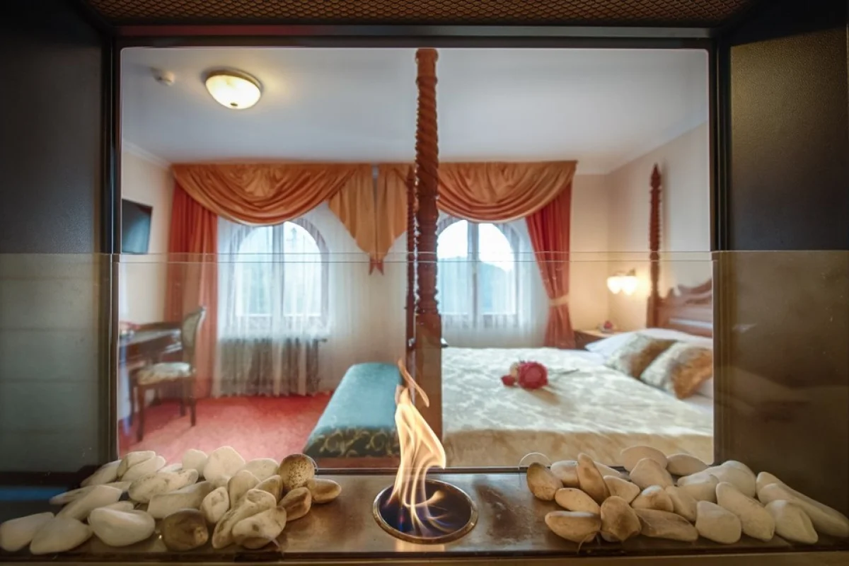 Romantická noc s tříchodovou večeří a vířivkou v apartmá zámeckého Hotelu Zlatý Orel Ostravice pro 2 osoby - foto 05